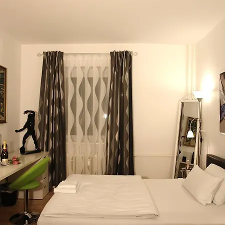 Bananas Hotel And Guesthouse Berlin ברלין