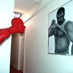 بيت ضيوف باناناس غيه - للرجال فقط *
